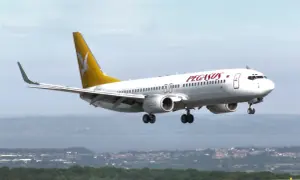 Samolot Pegasus Airlines ląduje, oferując podróżnym szybki sposób, jak dojechać do Albanii.