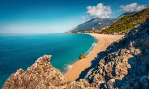 Malownicze albania plaże z turkusową wodą, piaszczystym brzegiem i skalistymi klifami.