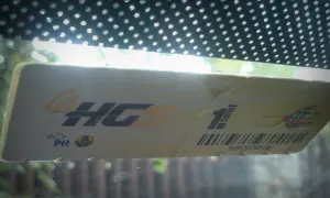 Naklejka na szybę samochodu z napisem "HGS 1. sınıf" i numerem rejestracyjnym. Przygotowania do podróży po Turcji samochodem.