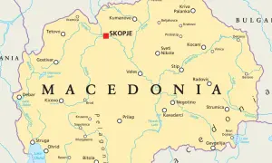 Mapa polityczna Macedonii, gdzie leży, z zaznaczonym Skopje, jeziorami i rzekami.