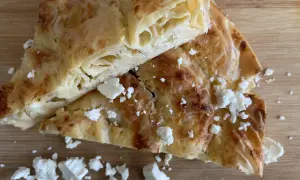 Pyszna banica z serem, idealna na śniadanie. Ten przepis na banicę jest prosty i szybki.