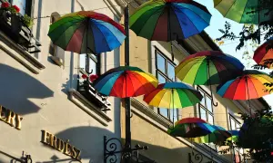 Kolorowe parasole unoszą się nad ulicą, tworząc radosną atmosferę. To jedna z urokliwych szentendre atrakcji, która przyciąga wzrok.