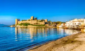 Zamek św. Piotra góruje nad zatoką, oferując wspaniałe widoki. To jedna z głównych bodrum atrakcje, idealne miejsce na spacer i podziwianie historii.