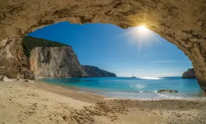 Widok na rajskie lefkada plaże z jaskini. Turkusowa woda, biały piasek i klify tworzą idylliczny krajobraz.