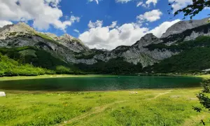 Zielone jezioro otoczone górami w parku narodowym Sutjeska.