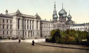 Dawne budynki i cerkiew na brukowanym placu, świadczące o tym, gdzie leży Odessa. Ludzie spacerują, a powozy stoją.