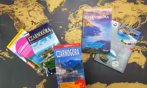 Przewodniki po Czarnogórze leżą na mapie świata. Gdzie leży Czarnogóra? Na Bałkanach, nad Adriatykiem.