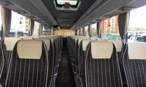 Wygodne siedzenia w autobusie na trasie Podgorica Budva.