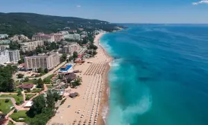 Złote piaski w Bułgarii: rozległa plaża z hotelami, leżakami i turkusowym morzem. Atrakcje turystyczne dla każdego.