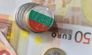 Monety z flagą Bułgarii na tle euro. Zastanawiasz się, czym płacić w Bułgarii?
