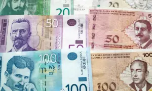 Serbskie banknoty: 100 dinarów z Nikoli Teslą, 50 dinarów, 20 dinarów i banknoty z Bośni i Hercegowiny. Waluta serbi w różnych nominałach.