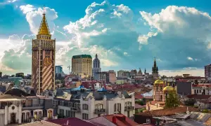 Widok na Batumi z wieżą zegarową i złotymi kopułami cerkwi. Sprawdzam batumi ceny, by zaplanować wakacje.