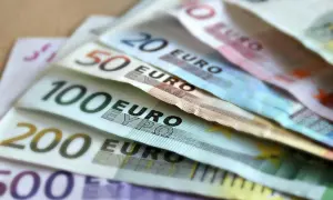 Euro banknoty o nominałach 100, 200 i 500 euro. Waluta w Kosowie to euro, używane od 2002 roku.