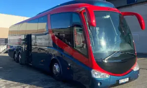Autobus Citybus, idealny, by dowiedzieć się, jak dojechać z Kutaisi do Batumi. Czerwono-niebieski pojazd z otwartymi drzwiami.