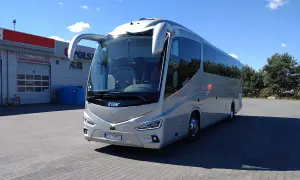 Nowy, srebrny autokar Irizar gotowy do podróży. Zastanawiasz się, ile się jedzie do Bułgarii? Ten komfortowy pojazd zapewni przyjemną trasę.