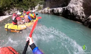 Rafting w malowniczym kanionie w Albanii. Grupa turystów w żółtej łodzi pokonuje rwący nurt rzeki, otoczeni skalnymi ścianami.