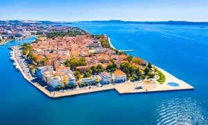Widok na Zadar z lotu ptaka, z jego zabytkową starówką otoczoną błękitnym morzem. Idealne miejsce na wakacyjny zadar blog.