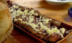 Pyszne ćevapi, klasyka kuchni serbskiej, podane z chlebem i serem.