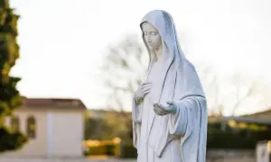 Kamienna figura Matki Bożej, symbol nadziei pielgrzymów w Medziugorie. Gdzie jest to miejsce?