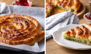 Złociste, pieczone słodkości z Czarnogóry, przypominające zawijane ciasto filo z nadzieniem, podane na talerzu i w blaszce.