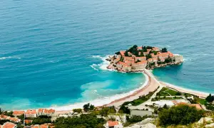 Wyspa Sveti Stefan, znana z pięknych budva plaże, połączona z lądem piaszczystą mierzeją.
