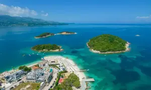 Rajska plaża z wysepkami w Albanii. Sprawdź, jakie są ceny w Albanii i zaplanuj wakacje marzeń!
