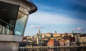 Widok z nowoczesnego statku na panoramę Budapesztu. Rozpoczynamy rejs Dunajem do Morza Czarnego.