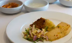 Eleganckie danie z rybą, warzywami i plackiem, idealne do degustacji z kieliszkiem wina tokaj.