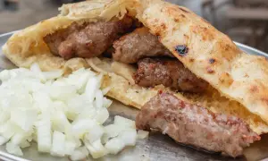 Pyszne cevapcici w bułce, jak u Makłowicza, z dużą ilością cebulki.