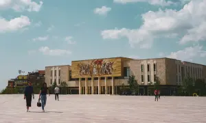 Plac Skanderbega w Tiranie, z monumentalnym budynkiem i mozaiką. Idealne miejsce, by zacząć odkrywać, co warto zobaczyć w Tiranie i okolicy.