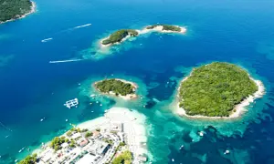 Widok na wyspy i turkusowe morze w Ksamilu, Albania. Wyobraź sobie, że to wakacje marzeń, jak w Hiszpanii, ale w Albanii!