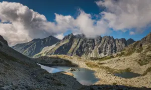 Tatry Wysokie na Słowacji, piękne jeziora i skaliste szczyty. Idealne słowacja atrakcje blisko Zakopanego na jednodniową wycieczkę.