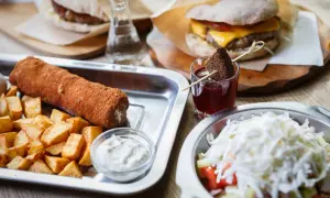 Sycące dania serbskie: panierowany roladek z ziemniakami, burger i sałatka. Idealne na obiad.
