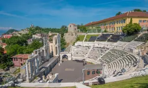 Starożytny teatr w Plovdiv, Bułgaria, z widokiem na miasto i wzgórza.