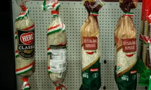 Węgierskie słodycze w postaci salami, ozdobione barwami narodowymi.
