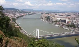 Widok na Dunaj i mosty w Budapeszcie z zielonego wzgórza.
