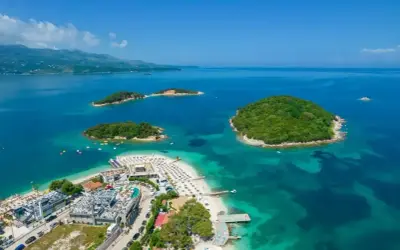 Rajska plaża z wysepkami w Albanii. Sprawdź, jakie są ceny w Albanii i zaplanuj wakacje marzeń!