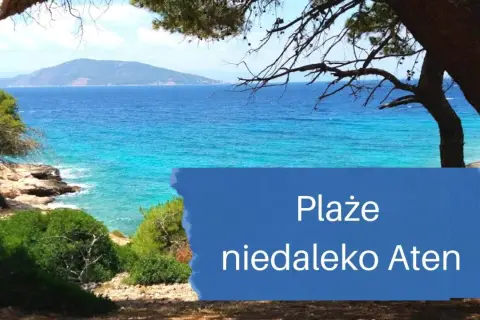 Piękne plaże niedaleko Aten, z turkusowym morzem i zielonymi wzgórzami w tle.