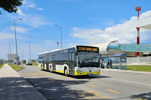 Autobus linii 37 obsługuje komunikację miejską Split, jadąc w kierunku lotniska i Trogiru.