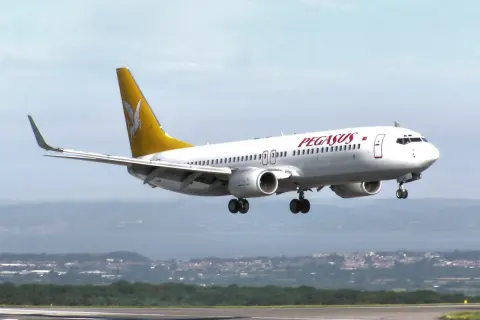 Samolot Pegasus Airlines ląduje, oferując podróżnym szybki sposób, jak dojechać do Albanii.