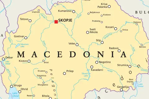 Mapa polityczna Macedonii, gdzie leży, z zaznaczonym Skopje, jeziorami i rzekami.