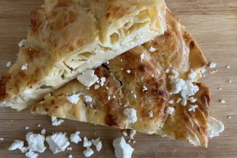 Pyszna banica z serem, idealna na śniadanie. Ten przepis na banicę jest prosty i szybki.