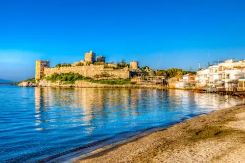 Zamek św. Piotra góruje nad zatoką, oferując wspaniałe widoki. To jedna z głównych bodrum atrakcje, idealne miejsce na spacer i podziwianie historii.