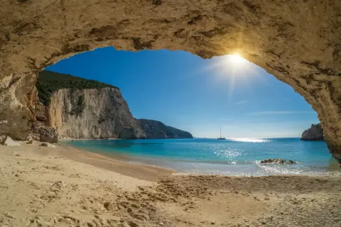 Widok na rajskie lefkada plaże z jaskini. Turkusowa woda, biały piasek i klify tworzą idylliczny krajobraz.