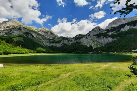 Zielone jezioro otoczone górami w parku narodowym Sutjeska.