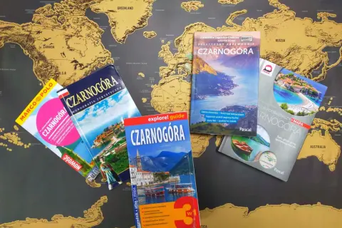 Przewodniki po Czarnogórze leżą na mapie świata. Gdzie leży Czarnogóra? Na Bałkanach, nad Adriatykiem.