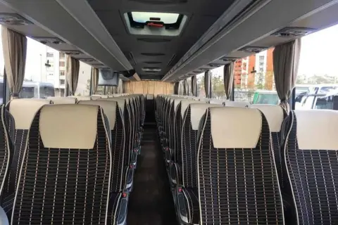 Wygodne siedzenia w autobusie na trasie Podgorica Budva.