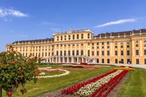 Wiedeń wita parę romantycznym weekendem. Pałac Schönbrunn i jego kwieciste ogrody zapraszają na spacer.