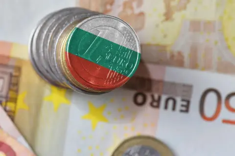 Monety z flagą Bułgarii na tle euro. Zastanawiasz się, czym płacić w Bułgarii?