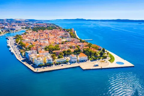 Widok na Zadar z lotu ptaka, z jego zabytkową starówką otoczoną błękitnym morzem. Idealne miejsce na wakacyjny zadar blog.